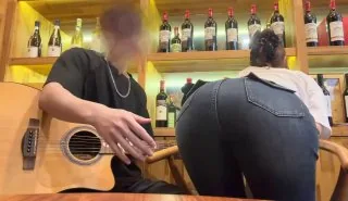 弹吉他用我的翘臀作鼓点 众所周知吉他和臀部是打击乐器  #弹吉他
