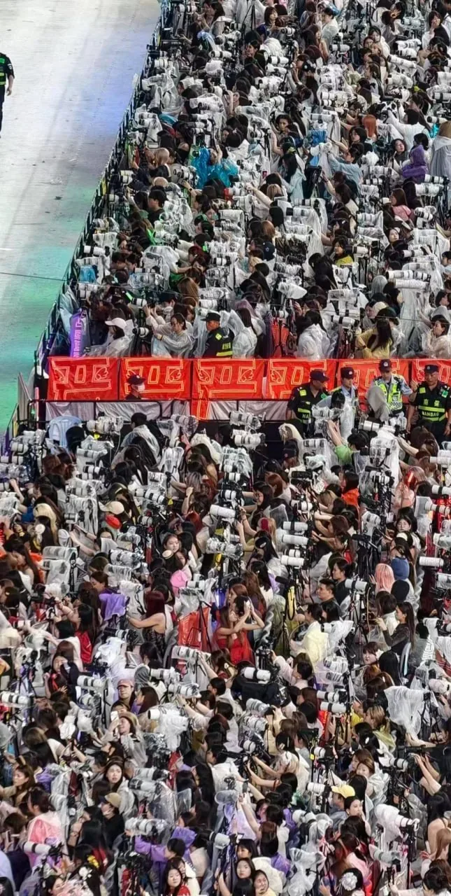 时代少年团 这几天把上海海整疯了，徐家汇交通瘫痪好久 太多全国的粉丝飞来