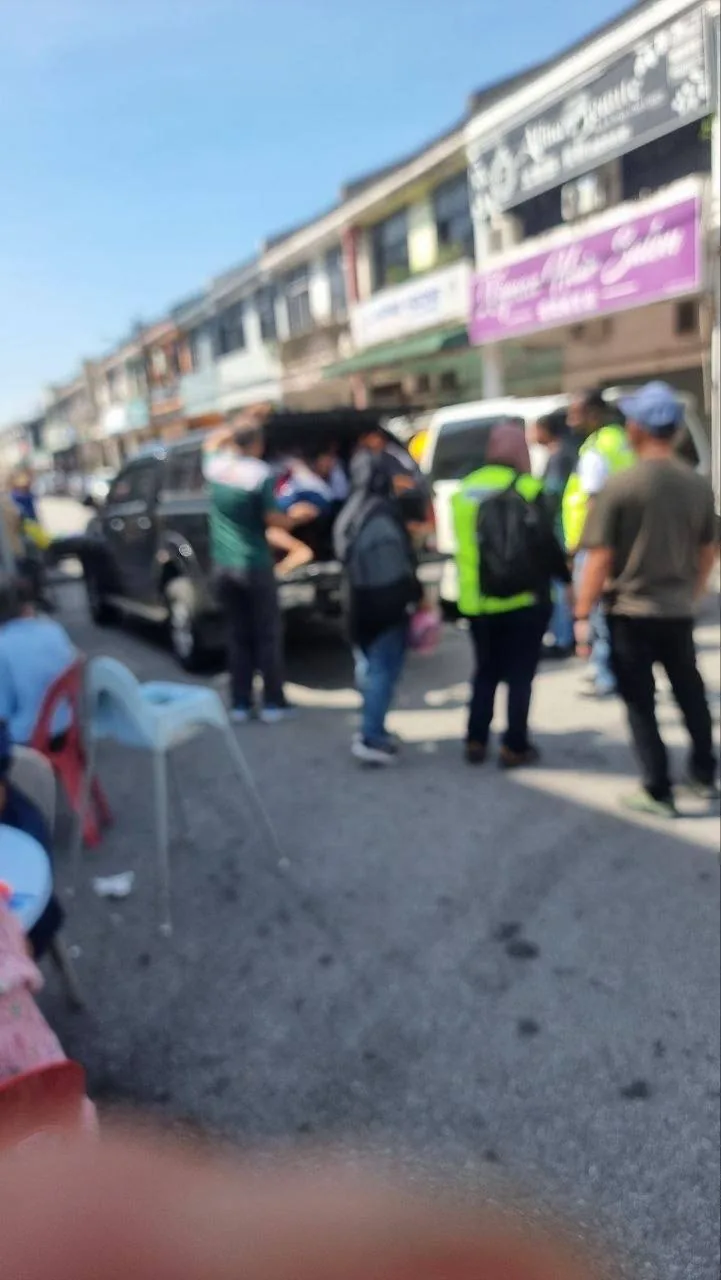 #网友反馈：马来西亚霹雳州，移民局官员正在孟仑新村的一家咖啡店进行一项行动，在附近的注意了。