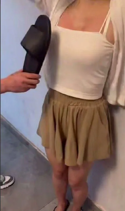刚刚，我们公司的女狗推私自加客户微信要人家转账，被主管抓到了，奶子都被主管打红了。 图片 2
