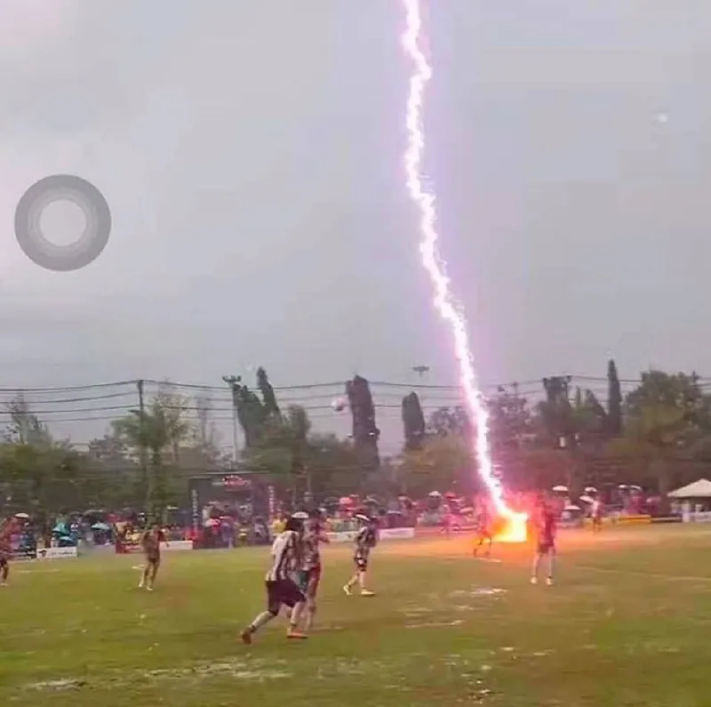 🇹🇭⚡️ 8月4日，在泰国那拉提瓦府举行的友谊赛中，一名24岁的足球运动员不幸被雷击致死。另外九人受伤，已被送往医院。#闪电 #雷击