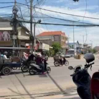 🇰🇭金边5号国道现警车与巴士同行 现场引发关注