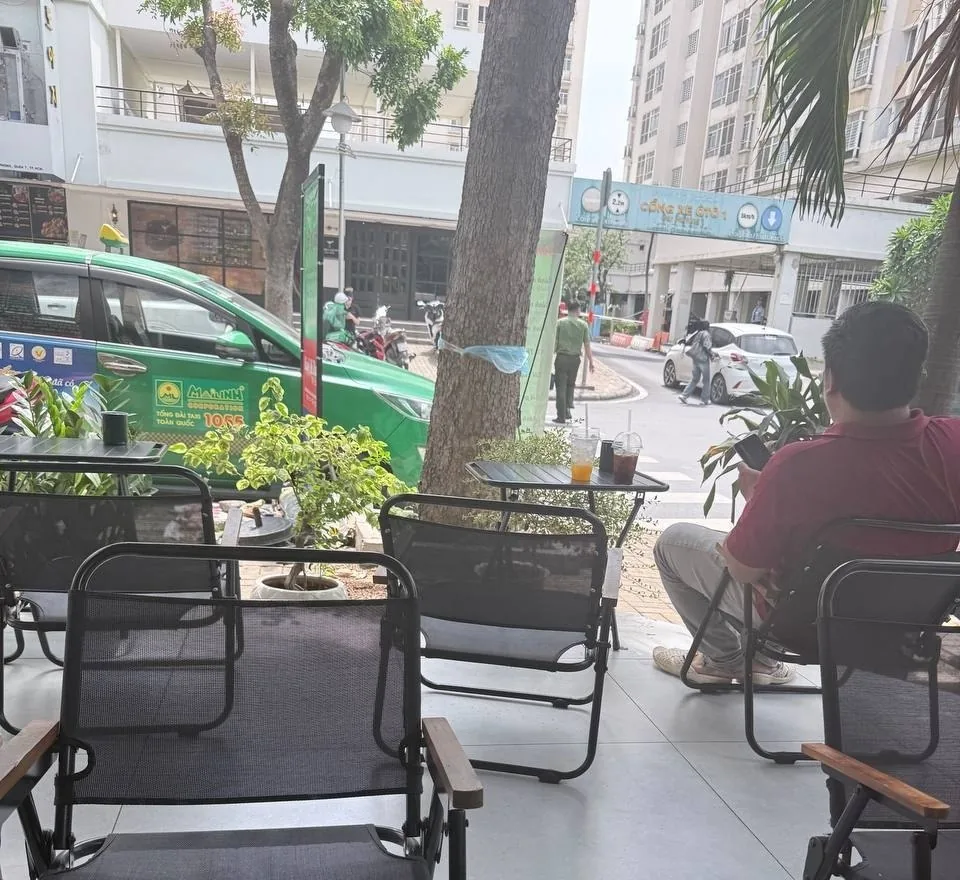 #网友反馈：越南胡志明“7郡sky garden ”现在来了很多警察，目测有二三十个绿皮，在这边的兄弟注意！