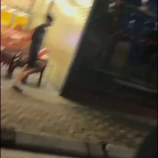 昨晚越南河内，两个小姐姐在大街上打起来了，满屏都是白腿，看服装应该是一个鸡窝的小姐。