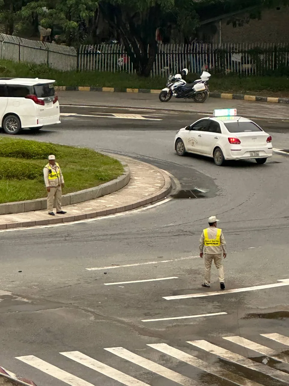 #网友反馈：🇱🇦老挝金三角特区转盘这里来了好多老挝警察和车队，不知道是不是那个领导来检查