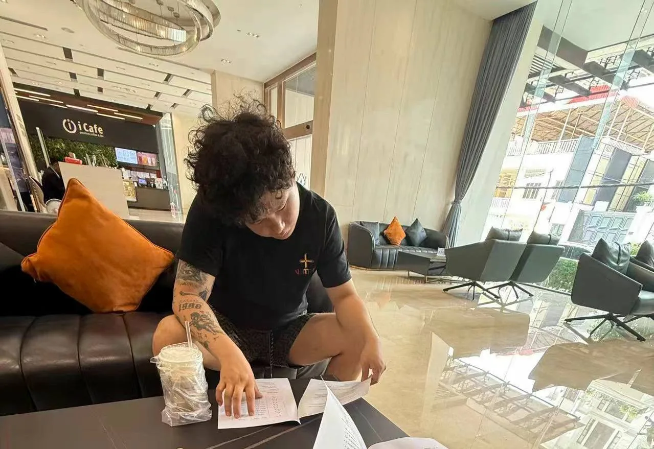 此人名为谢成明，来自于湖北荆州石首，长期呆在柬埔寨。