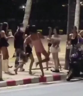 #吃瓜视频：今晚芭提雅海边人妖大战，该说不说这老人妖子是真有劲，看着都痛。