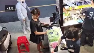 一女子点了一份章鱼烧，并明确表示不要袋子，要求店员直接把餐盒放在桌上。随后她弯腰从地上捡起车钥匙，接着却拿走了一个装有3份章鱼烧的袋子。