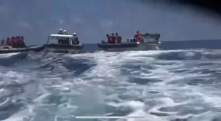 实拍南海黄岩岛海域，中方快艇合围侵闯的菲律宾快艇
