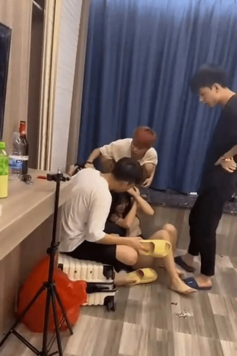 #抖音博主 #被当场抓奸 #曝光 网传抖音博主“细细粒”被当场抓奸过程曝光,被精神小伙拉着头发猛打! 图片 3