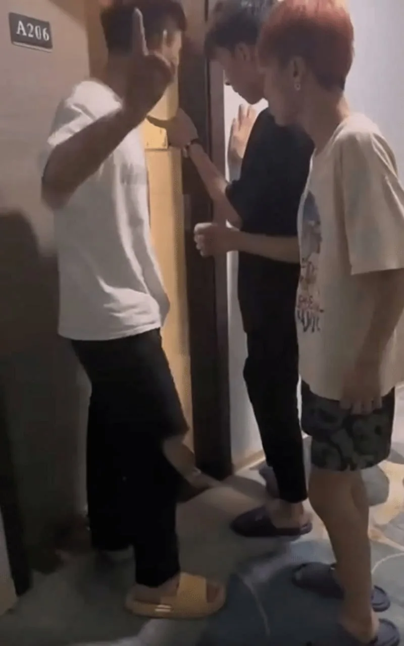 #抖音博主 #被当场抓奸 #曝光 网传抖音博主“细细粒”被当场抓奸过程曝光,被精神小伙拉着头发猛打! 图片 5