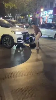 变态男子在大街上日出文化 #日车 #猎奇