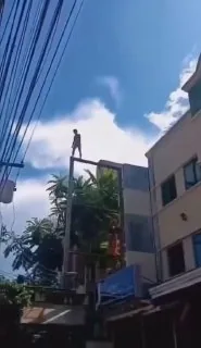 菲律宾男子跳上电线 #猎奇