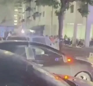 #突发事件：今晚马来西亚吉隆坡丹湖城移民厅突击检查外籍公寓社区。现场抓了缅甸人，印尼人，中国人加起来一百多人。 没护照和无法出示劳工签证的直接拷起来带走。