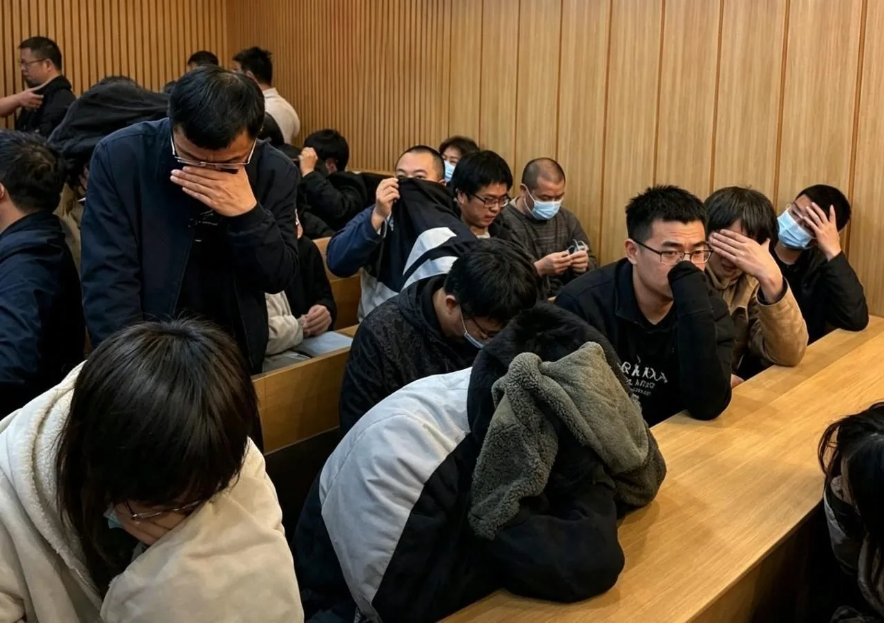 #斯威士兰一批 #中国公民 因涉嫌非法网络赌博被捕后，等待遣返期间引发争议。
