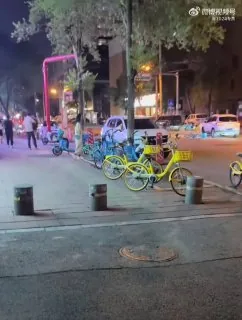没看懂小姐姐为什么这么做，最后路过的外卖骑手又给车子摆好了！ #迷惑行为