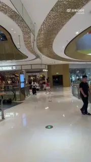 江西两女子在商场二楼骑电瓶车保安一路狂追！事发商场回应：当天保安已将她们控制，并报警处理。 #迷惑行为