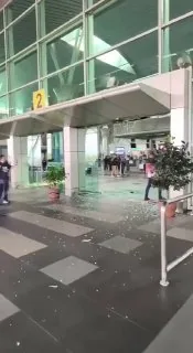 送完儿子到登机口，67岁母亲误将油门当刹车——亚庇机场的这声巨响，撞碎的不只是玻璃，更是对“高龄驾驶”与“人车分流”的又一次拷问。
