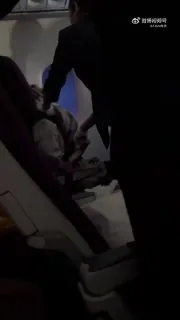 卡塔尔， 一男子飞机上喝了几杯调的洋酒，然后在飞机上折腾了4个小时！空姐都想报警了