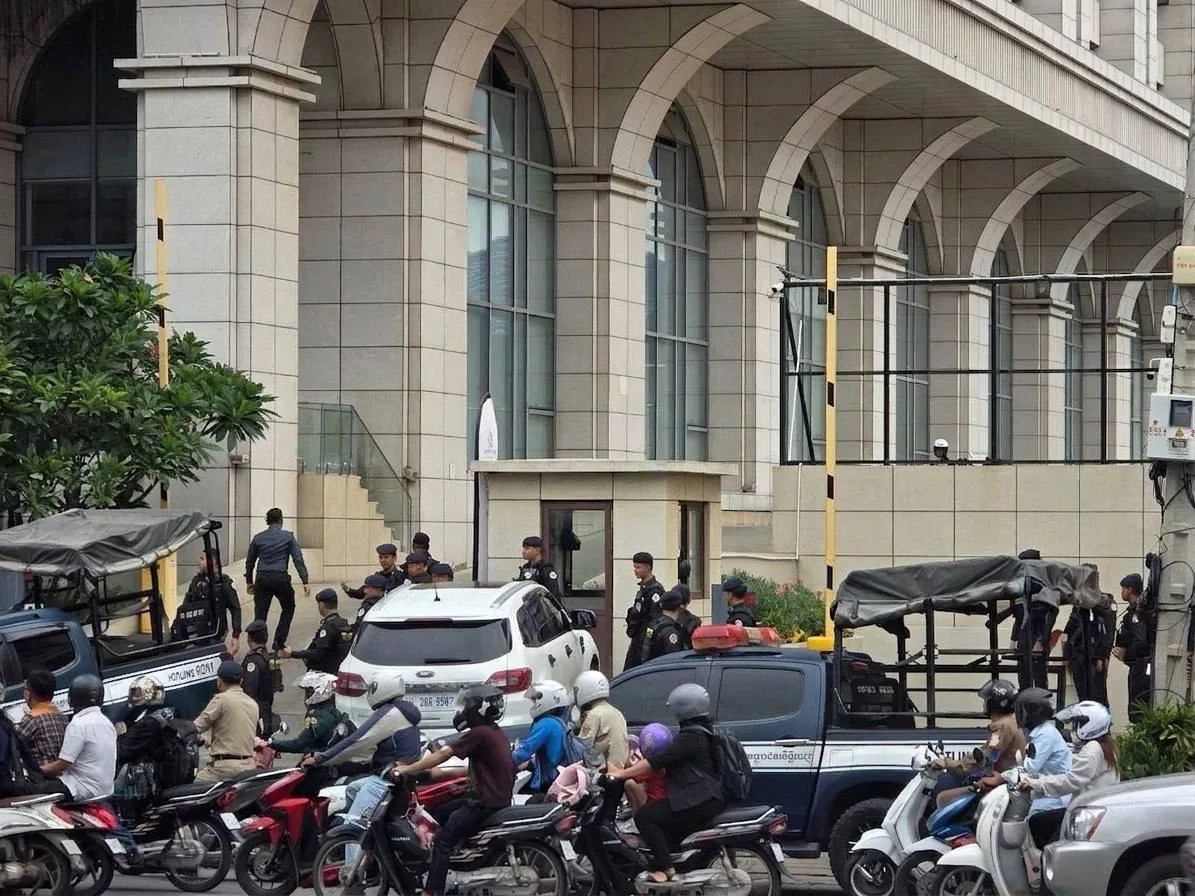 #最新消息：🇰🇭金边堆谷区The Parkway大楼被围，楼下上百名宪兵警察，数十辆警车楼下停着，楼上警察也有几十，抓捕现场催泪弹都搞出来了，据说目前抓了一百来个人了