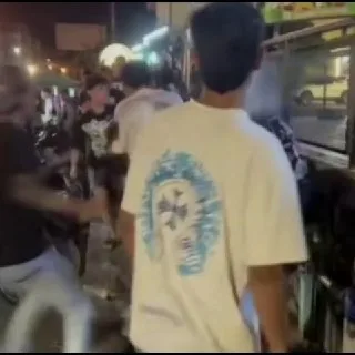 泰国北部孔敬府昨天晚上中国人和本地人打起来了，警察都拦不住，场面一度壮观。