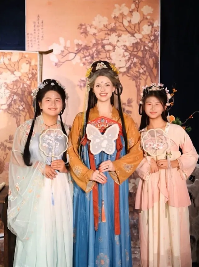 7月24日,密歇根州渥太华格兰德港,一男子因家庭纠纷枪杀家中妻子女8口人后,纵火灭门吞枪自杀。 图片 3