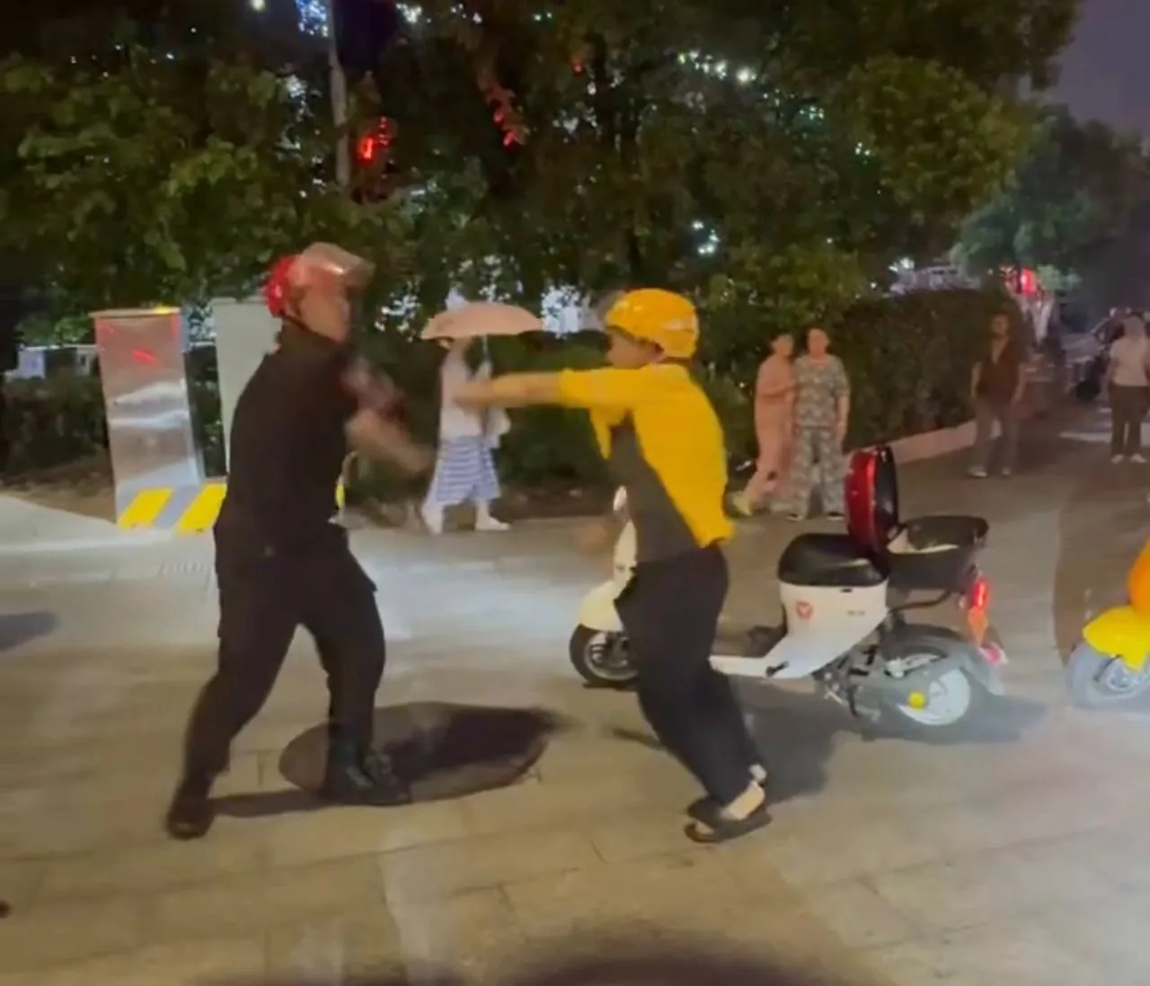 街头战争 外卖员 vs 保安 #打架