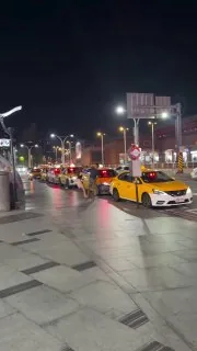 吵架?男的要搭計程車離開被女的拉下車