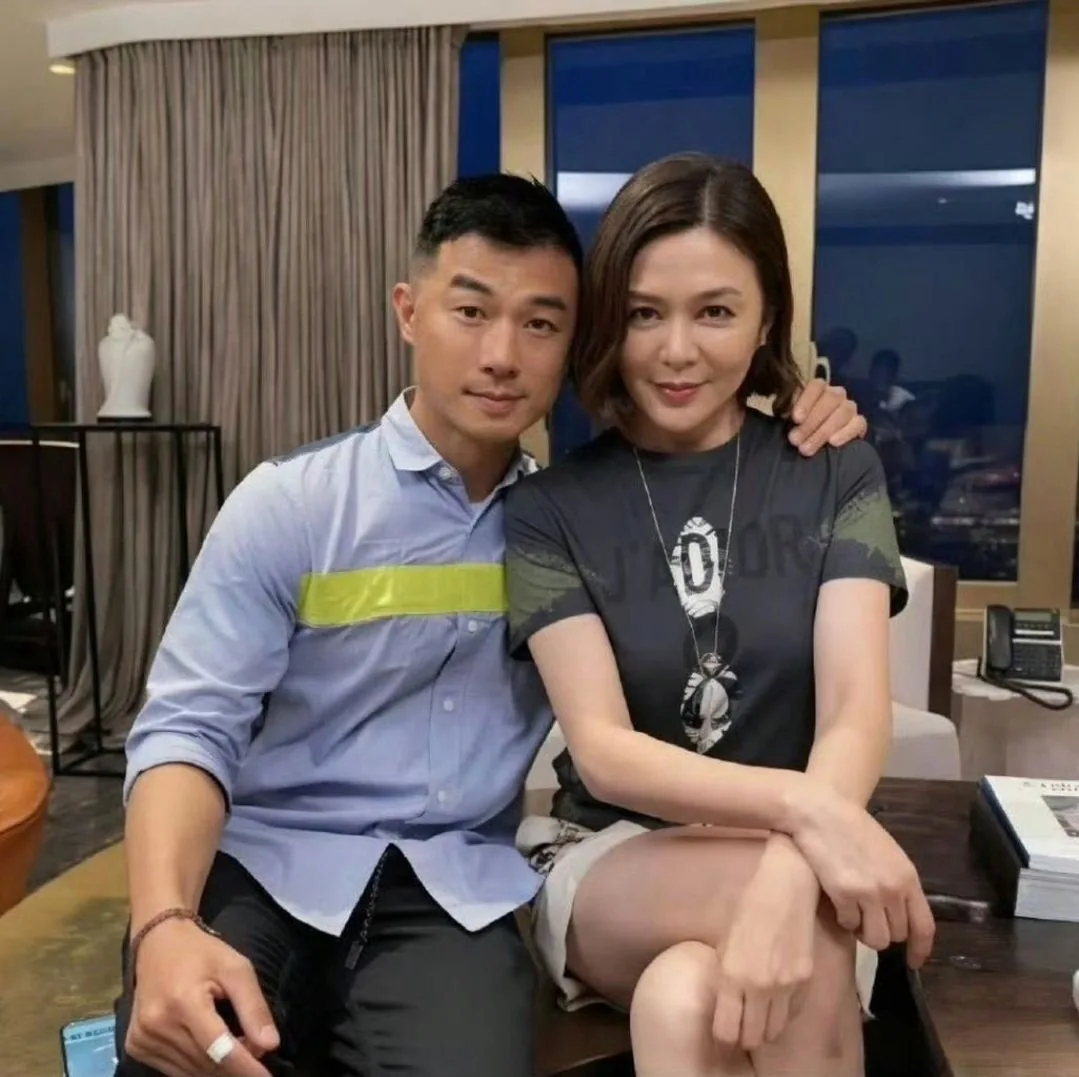 62岁关之琳模特的新男友才27岁，登上热搜。二人相差35岁，被网友戏称“奶孙恋”。
