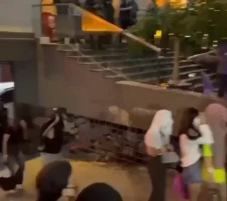 #最新消息金边桑园区端华大学潮汕商会附近警方在一公寓楼里带走大量人员大部分都是小姐