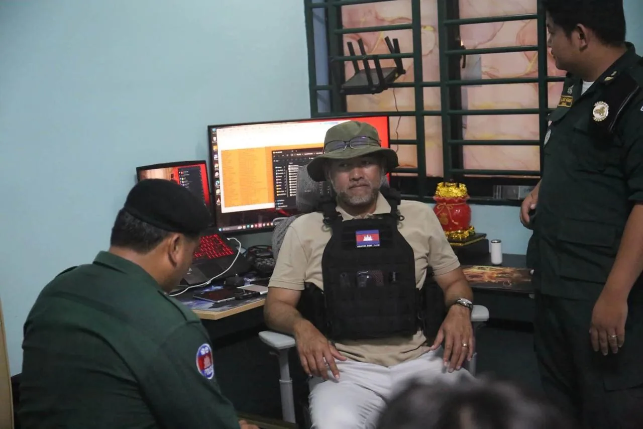 🇰🇭躲床板底下还是被抓！警方在木牌抓获8名嫌犯并封禁场所！