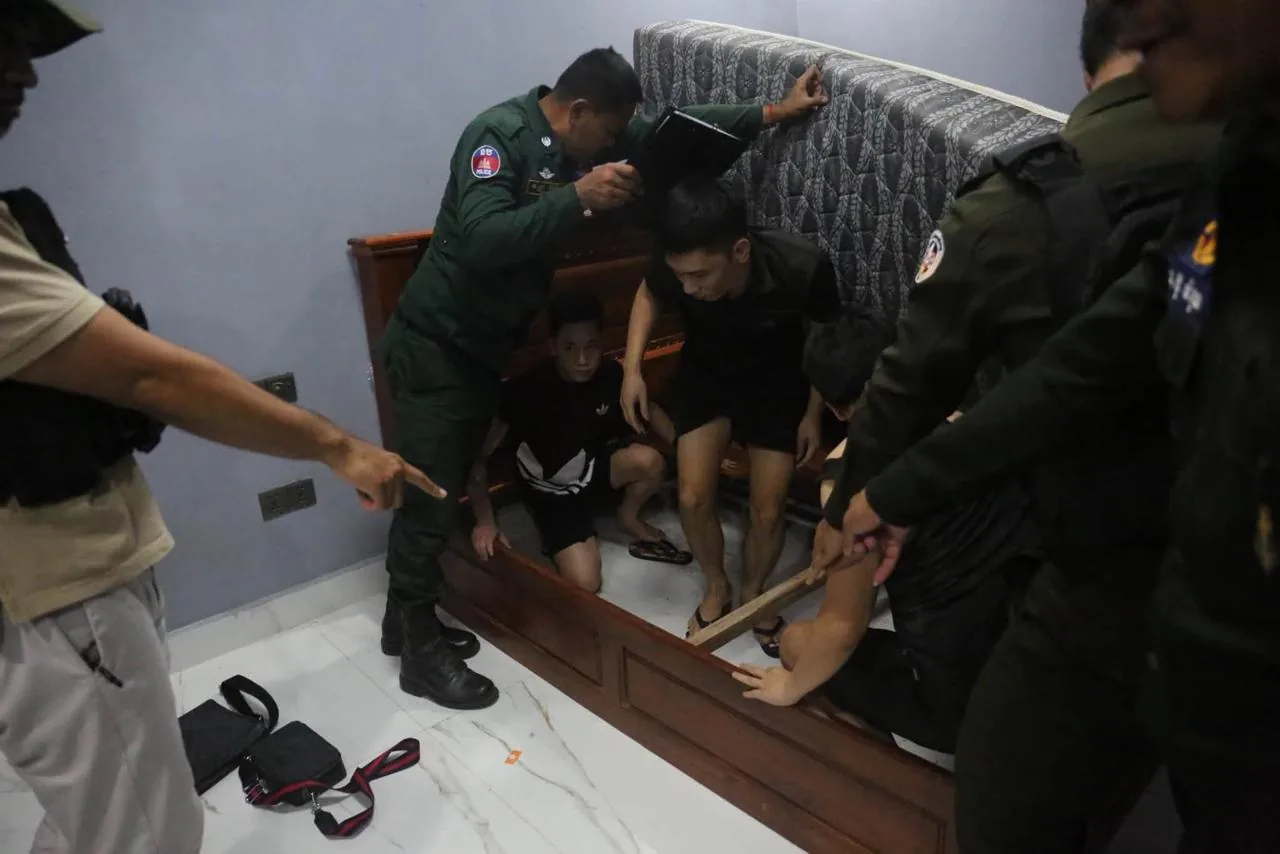 🇰🇭躲床板底下还是被抓!警方在木牌抓获8名嫌犯并封禁场所! 图片 2