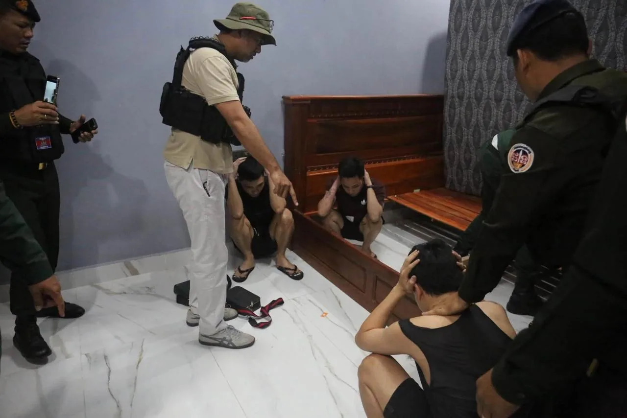🇰🇭躲床板底下还是被抓!警方在木牌抓获8名嫌犯并封禁场所! 图片 3