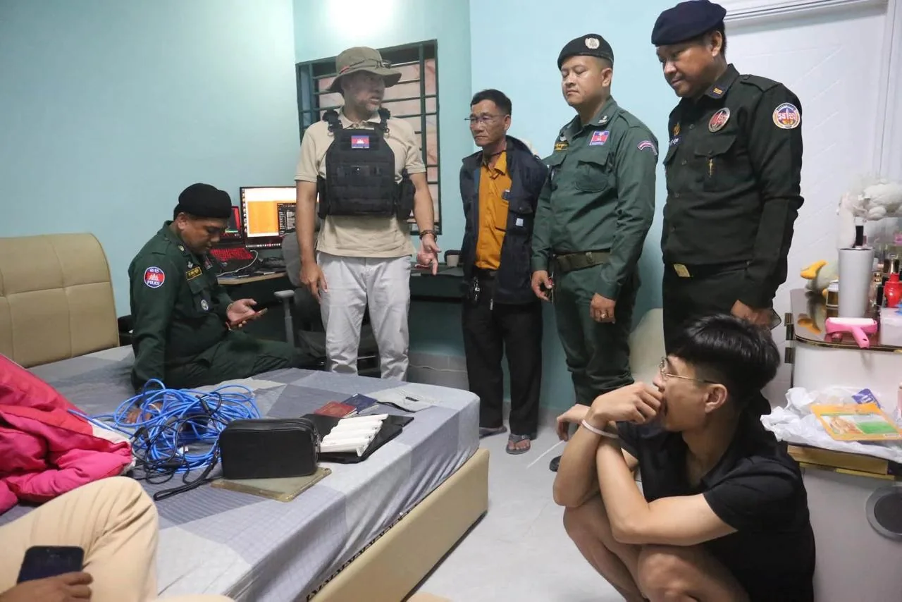 🇰🇭躲床板底下还是被抓!警方在木牌抓获8名嫌犯并封禁场所! 图片 4