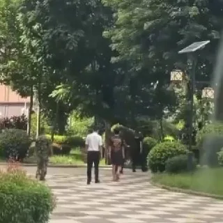 #群友反馈：老挝万象新商场旁边小区，带走了2名人员，围观群众说是抓的贩DU人员 。
