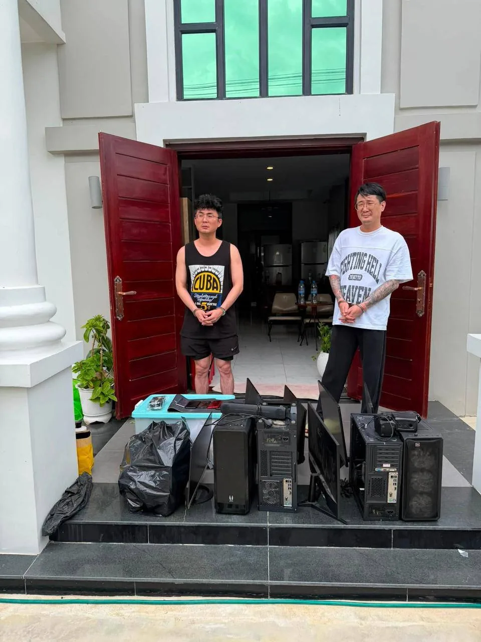 昨天，金边一个仅由两人组成的小型工作室被端！警方警告：又是电脑又是手机，那你就在搞高科技犯罪～～