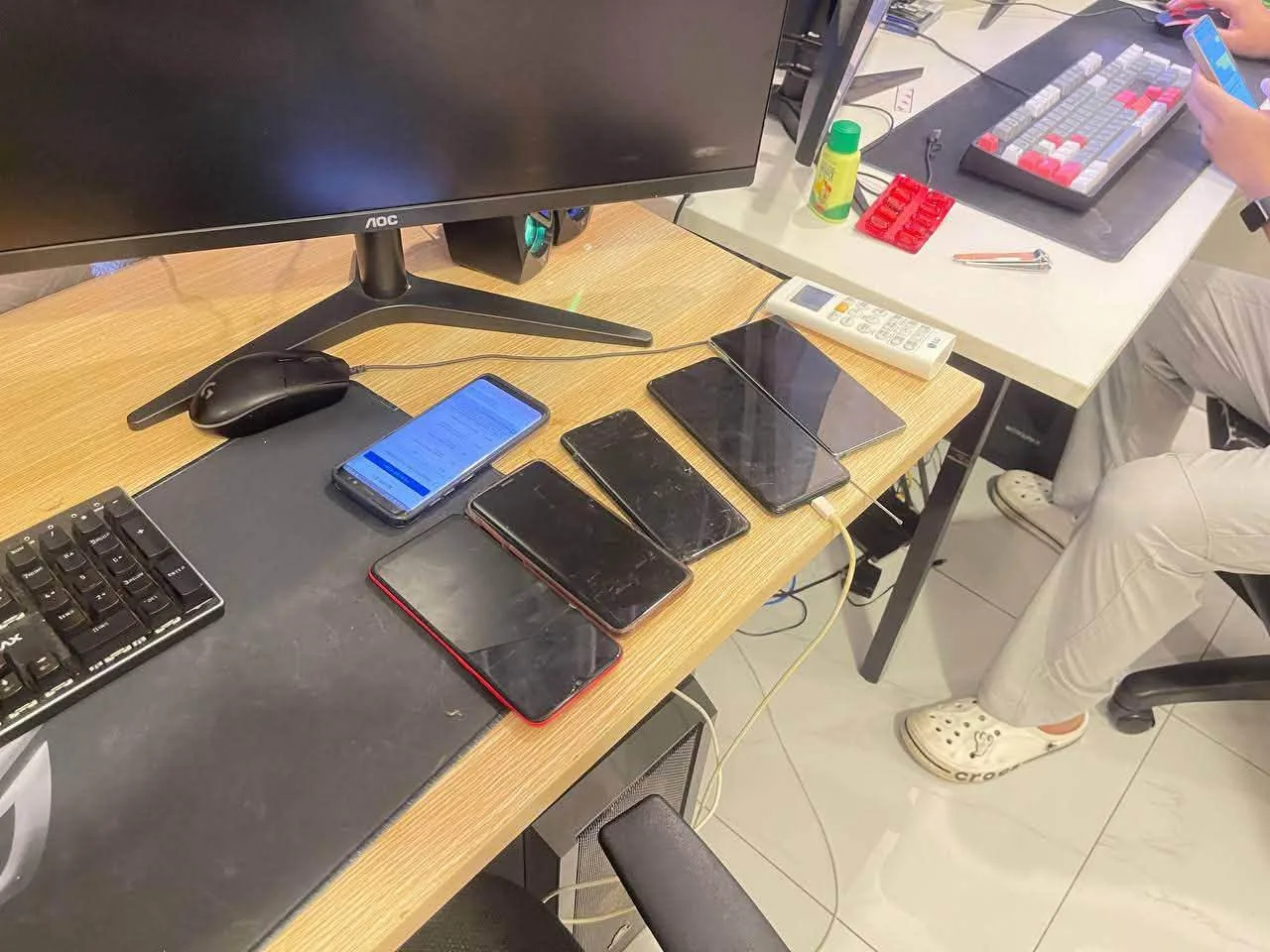 昨天，金边一个仅由两人组成的小型工作室被端！警方警告：又是电脑又是手机，那你就在搞高科技犯罪～～ 图片 3
