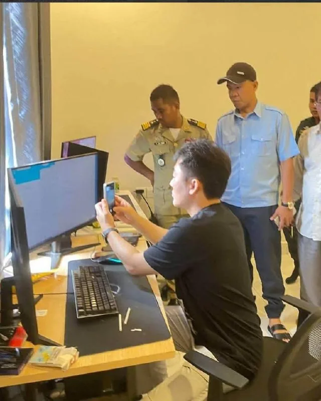 昨天，金边一个仅由两人组成的小型工作室被端！警方警告：又是电脑又是手机，那你就在搞高科技犯罪～～ 图片 5