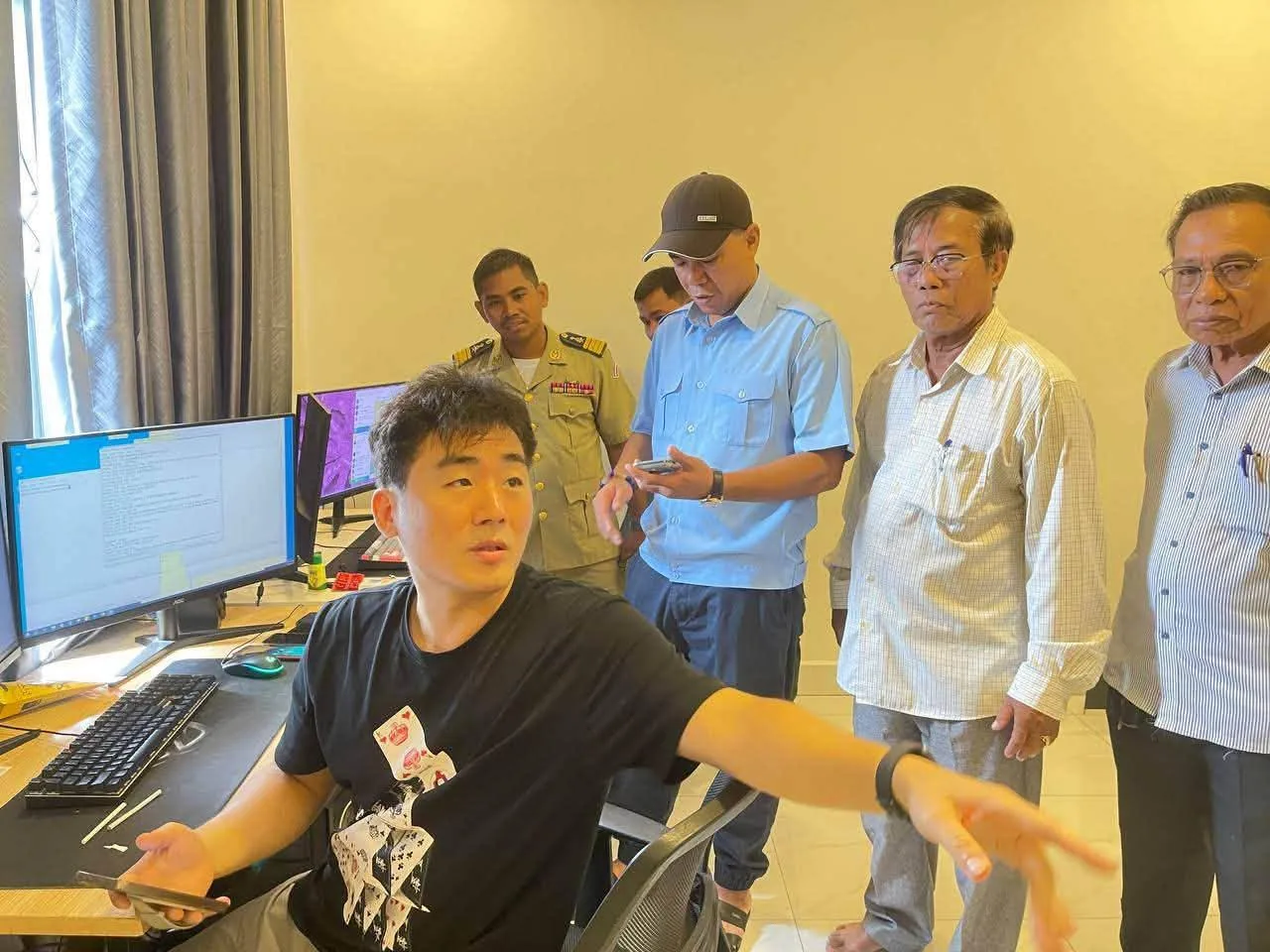 昨天，金边一个仅由两人组成的小型工作室被端！警方警告：又是电脑又是手机，那你就在搞高科技犯罪～～ 图片 6