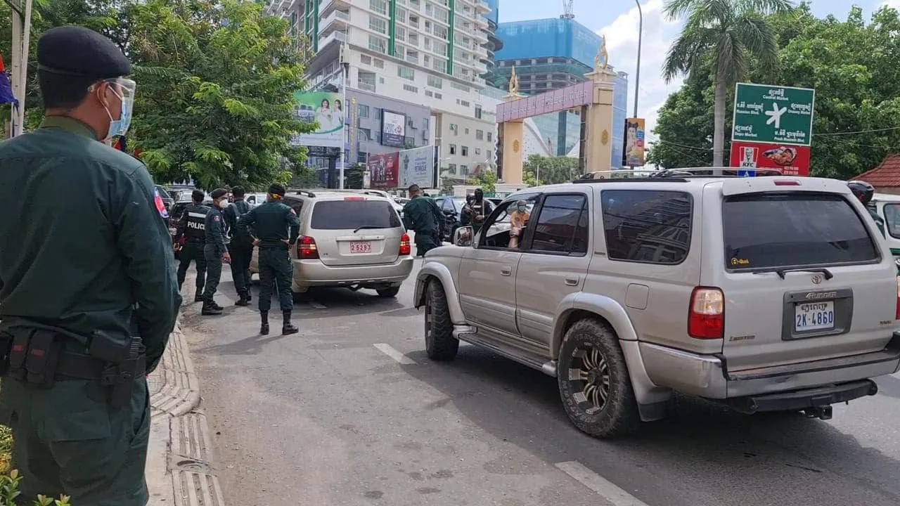 #网友投稿 🇰🇭金边检察院这边 门口聚集了很多警察 这又准备行动起来了 附近的各位同胞小心~~