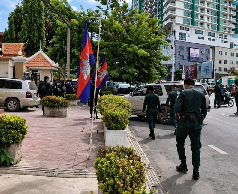#网友投稿 🇰🇭金边检察院这边 门口聚集了很多警察 这又准备行动起来了 附近的各位同胞小心~~ 图片 2