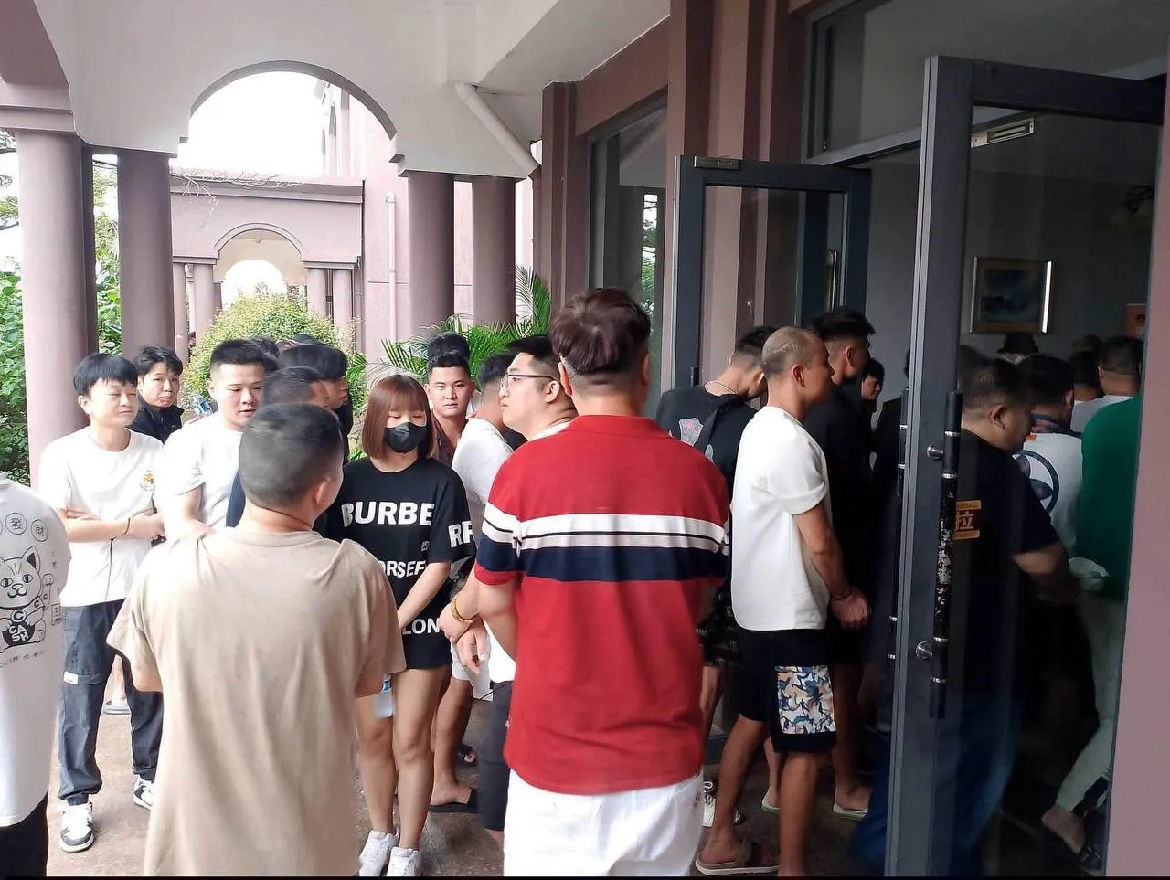 老挝万象塔銮经济特区前面被围堵，目前警方陆陆续续的在收尾了，各位兄弟们再坚持一下啊，小区大门已封锁外面进不来里面出不去。