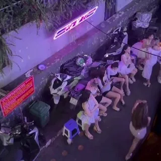 今天发工资了，带兄弟们领略一下胡志明日本风情街，满街的大白腿。