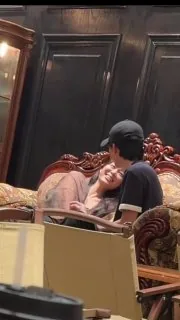 据说是这个小伙同时撩了好几个富婆，富婆给他花了好多钱就玩失踪了。又骗钱又骗色着实过分了，小伙子还是太年轻了，富婆姐其实姿色还是不错的，好好把日子过起来比啥都强。