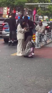 远方挚友驾到，中国少女热情似火。想撩哈尼？快加她微信吧！