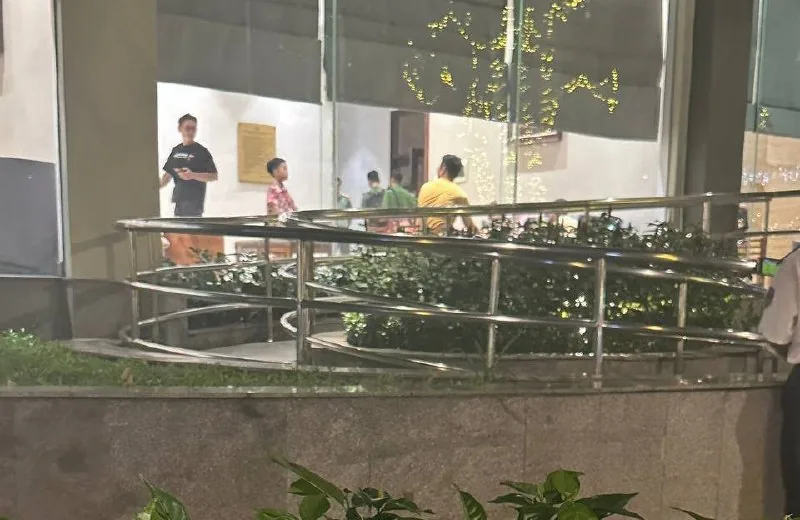 #突击检查：越南胡志明10多个警察进去了，晚上市政府检查9郡整个区域，各位兄弟多注意，安全第一