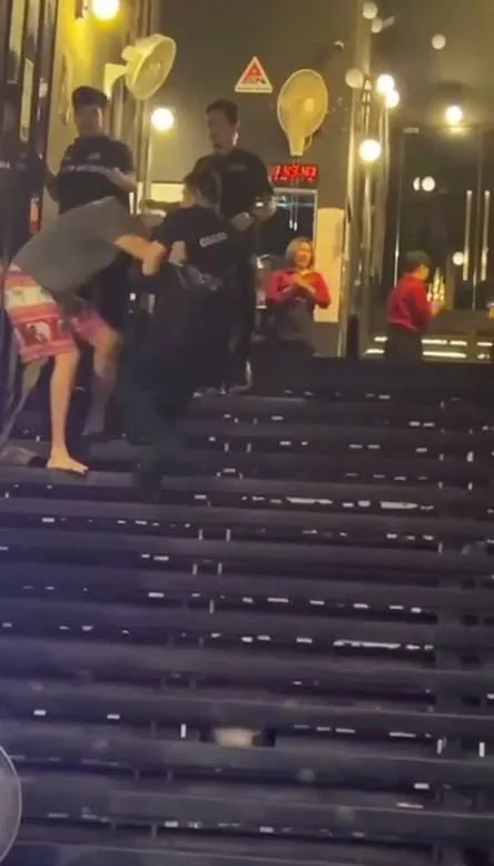 “凌晨突发！普吉岛芭东邦拉路外国游客遭多名保安围打，警方介入调查”