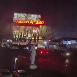 昨晚缅甸勐拉AIRBUS- A380前面不知道怎么回事，聚集了大量联合警察，不知道是抓人还是什么。