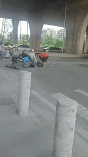 #外卖员 #打架 偷窥砸脑袋