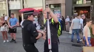 一个英国佬在伦敦买了一根棒球棍，走出商店后连包装都没拆就被警察以携带武器罪逮捕